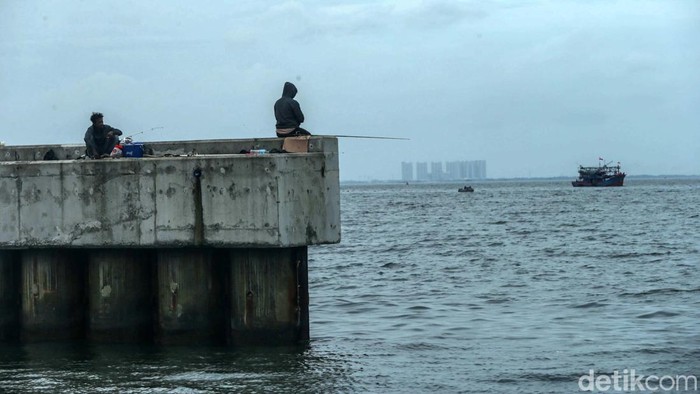 Memancing Ikan di Ujung Jakarta Kawasan Muara Baru, berada di ujung utara Jakarta. Tempat ini menjadi spot favorit bagi para pemancing.