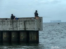 Memancing Ikan di Ujung Jakarta