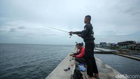 Menurut para pemancing udara belakangan ini cukup bersahabat meski angin kencang sering menerpa, namun hal itu membuat ikan kerap melipir ke spot mereka.  