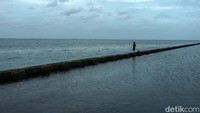 Cuaca Jakarta Utara yang terkenal terik pun kini menjadi sejuk, angin sepoi-sepoi dari laut membuat suasana menjadi nyaman. Matahari pun tak menyengat membuat para pemancing dapat berlama-lama di sini.  