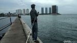 Memancing Ikan di Ujung Jakarta