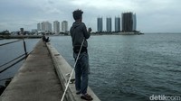 Memang para pemancing ini tak memasang target mendapatkan ikan, rata-rata mereka ke sini untuk menyalurkan hobi memancing tanpa harus membayar.  