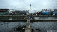 Para pemancing juga membawa peralatan memancingnya secara pribadi, biasanya mereka datang pada siang hingga maghrib sebab semakin malam air laut akan meninggi membuatnya kesulitan untuk pulang.  
