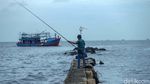 Memancing Ikan di Ujung Jakarta