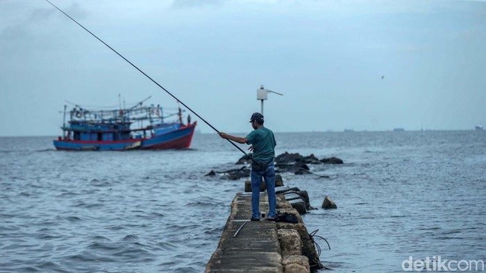 Memancing Ikan di Ujung Jakarta Kawasan Muara Baru, berada di ujung utara Jakarta. Tempat ini menjadi spot favorit bagi para pemancing.