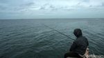 Memancing Ikan di Ujung Jakarta