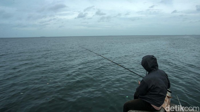 Memancing Ikan di Ujung Jakarta Kawasan Muara Baru, berada di ujung utara Jakarta. Tempat ini menjadi spot favorit bagi para pemancing.