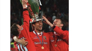 Menjunjung Es Teh dan Trofi sama-sama mulia. Foto: X.com