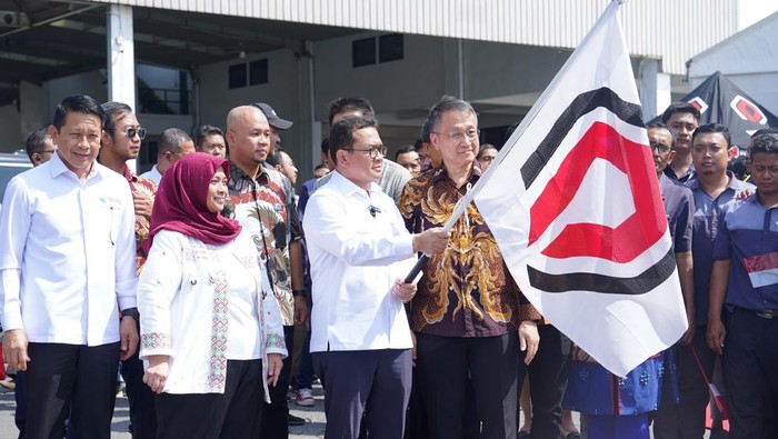 Menteri Perdagangan (Mendag) Budi Santoso baru saja melakukan kunjungan kerja (kunker) ke Sidoarjo, Jawa Timur. Dalam kunker itu, Budi melepas ekspor produk dalam negeri seperti sepeda listrik dan Usaha Mikro, Kecil dan Menengah (UMKM), seperti kerupuk hingga furnitur daur ulang.