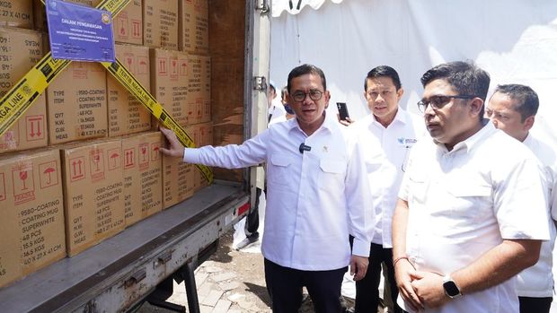 Menteri Perdagangan Budi Santoso menyita produk keramik asal impor yang diduga tidak sesuai ketentuan di kompleks pergudangan Gundih, Bubutan, Surabaya, Jawa Timur. Nilai produk yang diekspose mencapai Rp 9,8 miliar.