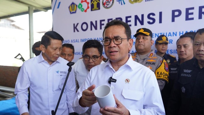 Menteri Perdagangan Budi Santoso menyita produk keramik asal impor yang diduga tidak sesuai ketentuan di kompleks pergudangan Gundih, Bubutan, Surabaya, Jawa Timur. Nilai produk yang diekspose mencapai Rp 9,8 miliar.