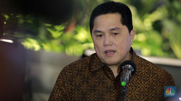 Menteri BUMN Erik Tohir (dua kanan) meninjau fasilitas di Terminal 3, Bandara Soekarno-Hatta, Tangerang, Rabu (04/12/2024). (վ/Muhammad Sabki)