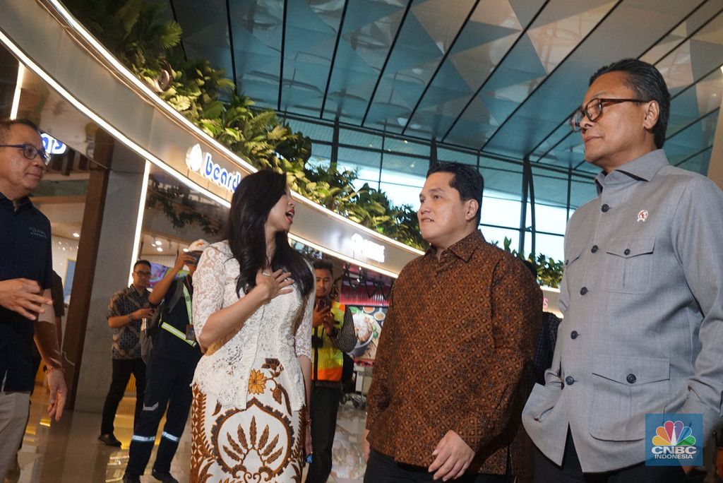 Menteri BUMN Erik Tohir (dua kanan) meninjau fasilitas di Terminal 3, Bandara Soekarno-Hatta, Tangerang, Rabu (04/12/2024). (CNBC Indonesia/Muhammad Sabki)