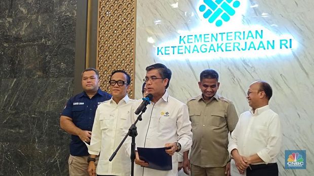 Menteri Ketanagakerjaan, Yassierli saat konferensi pers Upah Minimum 2024 pada Rabu (4/12/2024). (CNBC Indonesia/Martyasari Rizky)