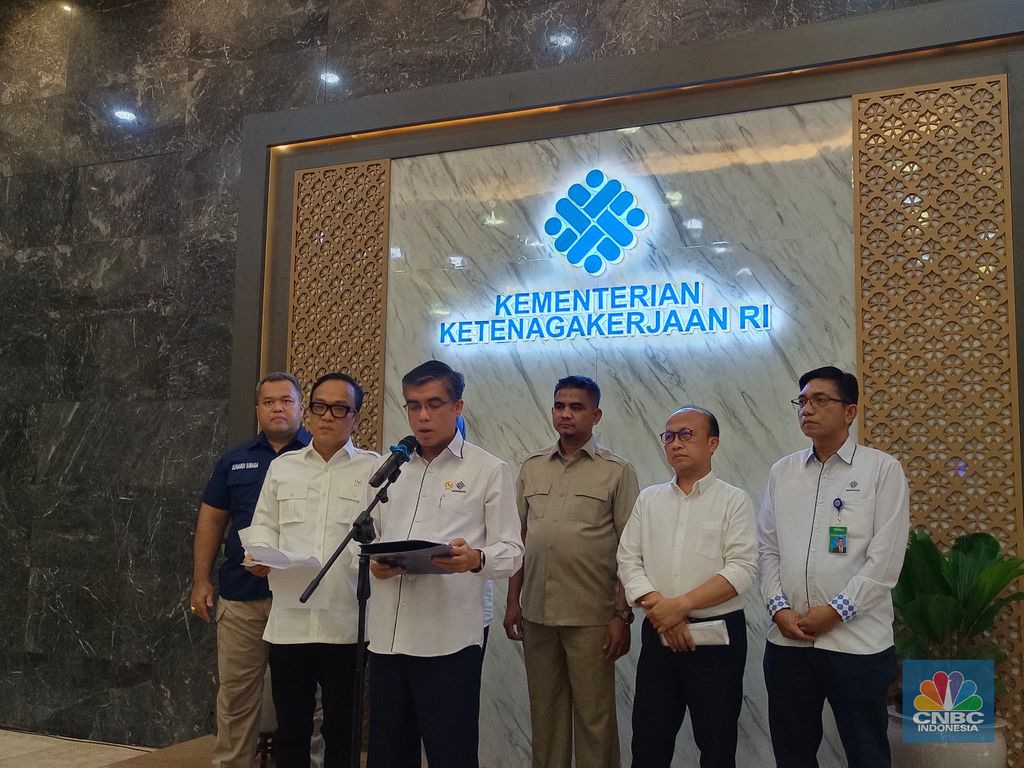 Menteri Ketanagakerjaan, Yassierli saat konferensi pers Upah Minimum 2024 pada Rabu (4/12/2024). (CNBC Indonesia/Martyasari Rizky)