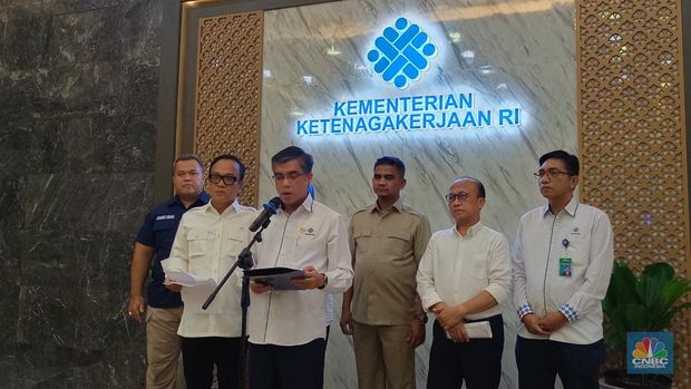 Menteri Ketanagakerjaan, Yassierli saat konferensi pers Upah Minimum 2024 pada Rabu (4/12/2024). (CNBC Indonesia/Martyasari Rizky)