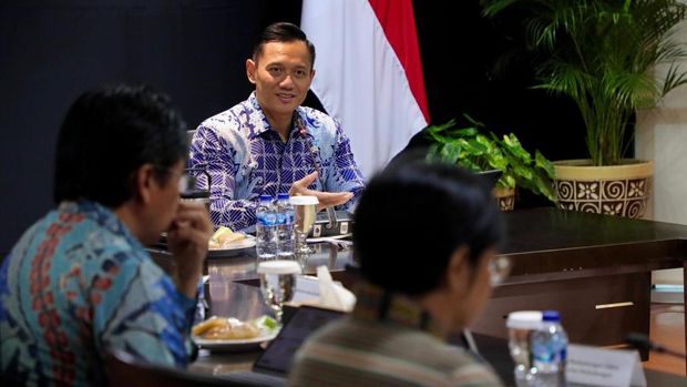 Menteri Koordinator Bidang Infrastruktur dan Pembangunan Kewilayahan, Agus Harimurti Yudhoyono (Menko AHY), memimpin rapat koordinasi terkait penurunan harga tiket pesawat menjelang Natal dan Tahun Baru (Nataru) 2024, pada hari Selasa, (3/12/2024). (Dok. Kemenko Bidang Infrastruktur dan Pembangunan Kewilayahan)