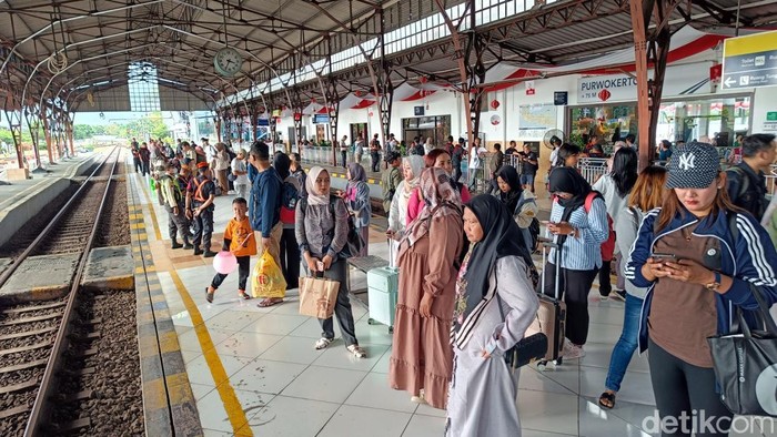 Penumpang menunggu kedatangan kereta api di Stasiun Purwokerto, foto diunggah Rabu (4/12/2024)