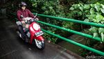Menyusuri Jalan Tembus yang Sempit dan Licin di Perbatasan Bogor-Depok