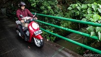 Jalan Tebing ramai dilewati pesepeda motor yang hendak menuju Bogor, Depok, maupun Tangerang Selatan.   