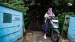 Menyusuri Jalan Tembus yang Sempit dan Licin di Perbatasan Bogor-Depok