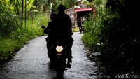 Karena sempit, mobil tidak bisa melewati jalan tersebut.   