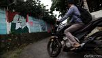 Menyusuri Jalan Tembus yang Sempit dan Licin di Perbatasan Bogor-Depok