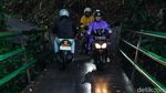 Menyusuri Jalan Tembus yang Sempit dan Licin di Perbatasan Bogor-Depok