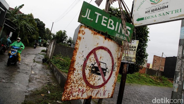 Menyusuri Jalan Tembus yang Sempit dan Licin di Perbatasan Bogor-Depok Jalan Tebing menjadi jalan tembus favorit pemotor di perbatasan Depok dan Bogor. Jalan yang membelah Kali Angke ini sempit dan licin.