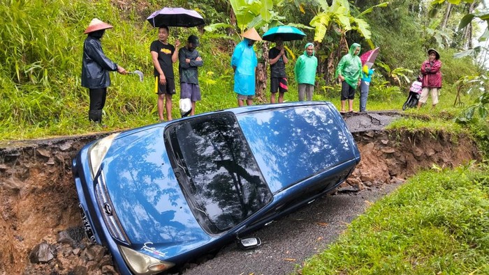 Mobil terguling karena jalan amblas di Kecamatan Takokak