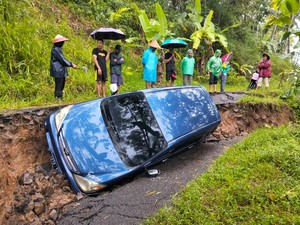 Cerita Sekeluarga Selamat dari Jalan Ambles di Cianjur
