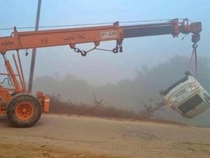 Google Maps Bikin Nyasar, Mobil Sampai Terguling ke Saluran Air
