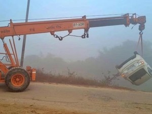 Google Maps Bikin Nyasar, Mobil Sampai Terguling ke Saluran Air
