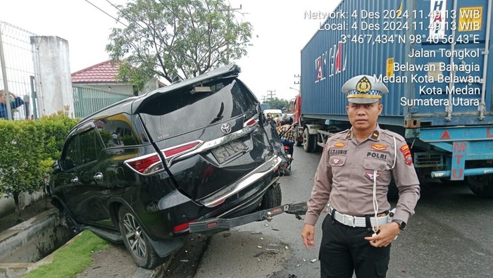 Mobil yang ditabrak bus listrik. (Dok. Polres Pelabuhan Belawan).