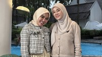 Wanita 28 tahun ini sering berbagi momen makan bareng sahabat, termasuk bersama Medina Zein. Ini momen keduanya saat syuting ditemani sajian minuman, cake, hingga buah potong. Foto: Instagram clarashintareal