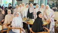 Clara Shinta sedang berkumpul di restoran bersama teman-teman muslimahnya. Ada Fitri Tropica, Paula Verhoeven, Irish Bella, sampai Fenita Arie di sana. Foto: Instagram clarashintareal