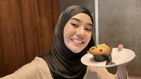 Wanita yang juga kerap disapa Amira ini sedang berpose dengan muffin. Kira-kira ia suka kue bertopping kismis ini tidak ya? Foto: Instagram clarashintareal