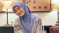 Assalamualaikum,Kamu udah makan belum ? tulis Clara Shinta di keterangan foto. Terlihat ia hendak makan di restoran hot pot. Lembaran daging sapinya menggiurkan! Foto: Instagram clarashintareal
