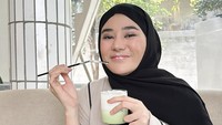 Clara Shinta bilang sedang merasa bahagia. Salah satunya terlihat ketika ia menikmati dessert dengan krim yang sampai menempel di bibirnya! Foto: Instagram clarashintareal