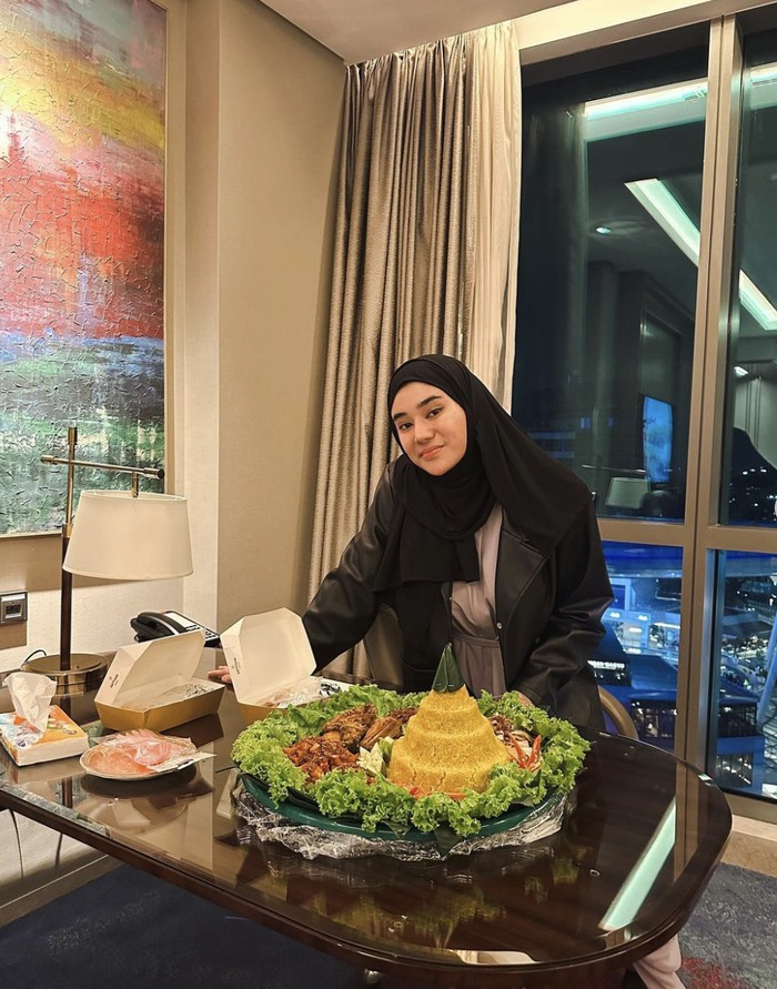 Momen Clara Shinta Borong Singkong Jualan Kakek hingga Makan di Resto Hot Pot Momen Clara Shinta Borong Singkong Jualan Kakek hingga Makan di Resto Hot Pot