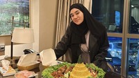 Tahun 2023 ketika dirinya berusia 26 tahun, Clara Shinta bagikan momen ini. Ia mendapat tumpeng nasi kuning dengan aneka lauk yang bisa dinikmati bersama. Foto: Instagram clarashintareal