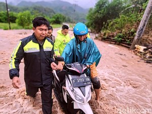 Momen Kapolres Sukabumi Bantu Pemotor Lintasi Luapan Banjir