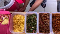 Seporsi Nasi Bogana terdiri atas irisan telur dadar, orek tempe, oseng kacang panjang, oseng ati ampela, dan ayam suwir. Ditambah ada serundengnya yang menambah rasa gurihnya. Foto: detikFood/Yenny Mustika Sari