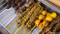 Nasi Semarang ini cocok sekali dinikmati bersama aneka sate. Di antaranya ada sate telur puyuh, usus, ati ampela, dan uritan. Foto: detikFood/Yenny Mustika Sari