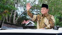 Prabowo sempat menyapa warga dari sunroof yang dibukanya.  