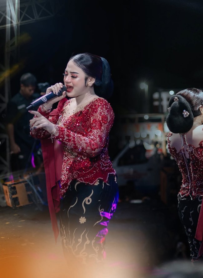 Adab Niken terhadap penjual es teh tersebut viral dan kini ramai dibandingkan dengan Gus Miftah yang justru menolak untuk memborong dagangan penjual es teh. Tak sedikit yang memuji perlakuan baik dan murah hati Niken terhadap penjual es teh. Foto: Instagram/@niken_salindry_reall