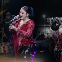 Adab Niken terhadap penjual es teh tersebut viral dan kini ramai dibandingkan dengan Gus Miftah yang justru menolak untuk memborong dagangan penjual es teh. Tak sedikit yang memuji perlakuan baik dan murah hati Niken terhadap penjual es teh. Foto: Instagram/@niken_salindry_reall