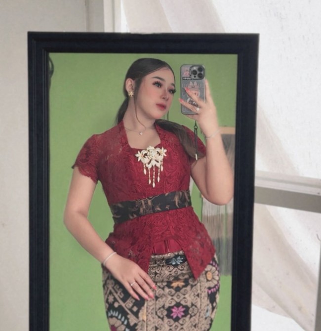 Melalui akun Instagram miliknya Niken menyebut dirinya sebagai Pesinden Republik Indonesia. Saat ini dirinya sudah memiliki lebih dari 1,7 juta pengikut di media sosialnya tersebut. Foto: Instagram/@niken_salindry_reall