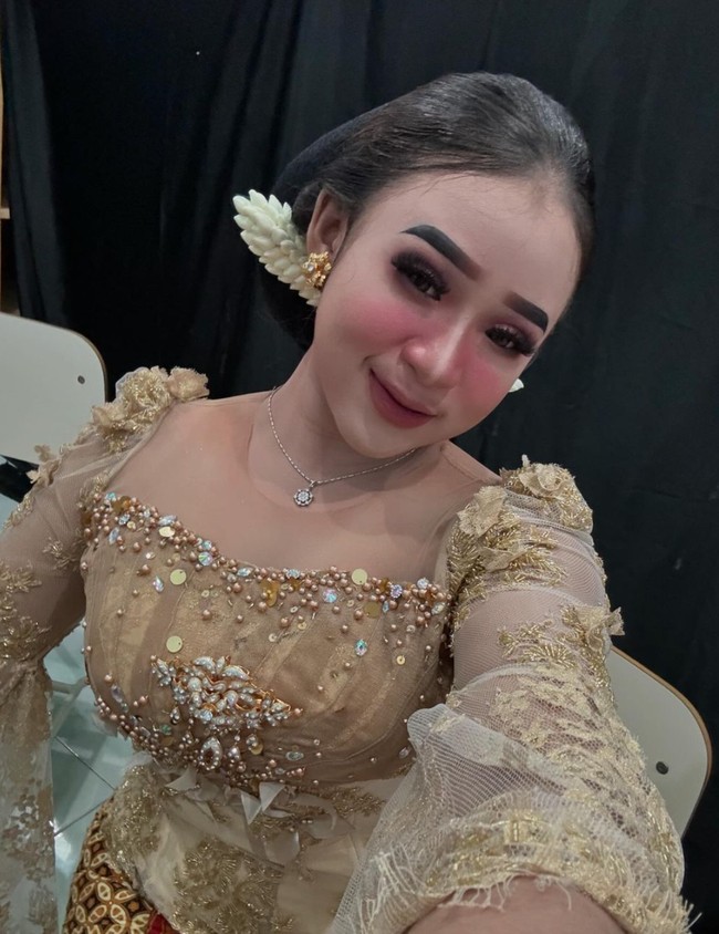 Video singkat yang memperlihatkan Niken memborong dagangan es teh tersebut diunggah oleh akun Instagram folkative. Dalam video tersebut terlihat Niken yang berada di atas panggung memanggil penjual es dan bertanya total harga es teh yang dijualnya. Tak pakai waktu lama Niken pun langsung memborong semua dagangan penjual es teh dan membagikan es teh tersebut kepada para penonton yang ada di sana. Foto: Instagram/@niken_salindry_reall