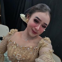 Video singkat yang memperlihatkan Niken memborong dagangan es teh tersebut diunggah oleh akun Instagram folkative. Dalam video tersebut terlihat Niken yang berada di atas panggung memanggil penjual es dan bertanya total harga es teh yang dijualnya. Tak pakai waktu lama Niken pun langsung memborong semua dagangan penjual es teh dan membagikan es teh tersebut kepada para penonton yang ada di sana. Foto: Instagram/@niken_salindry_reall